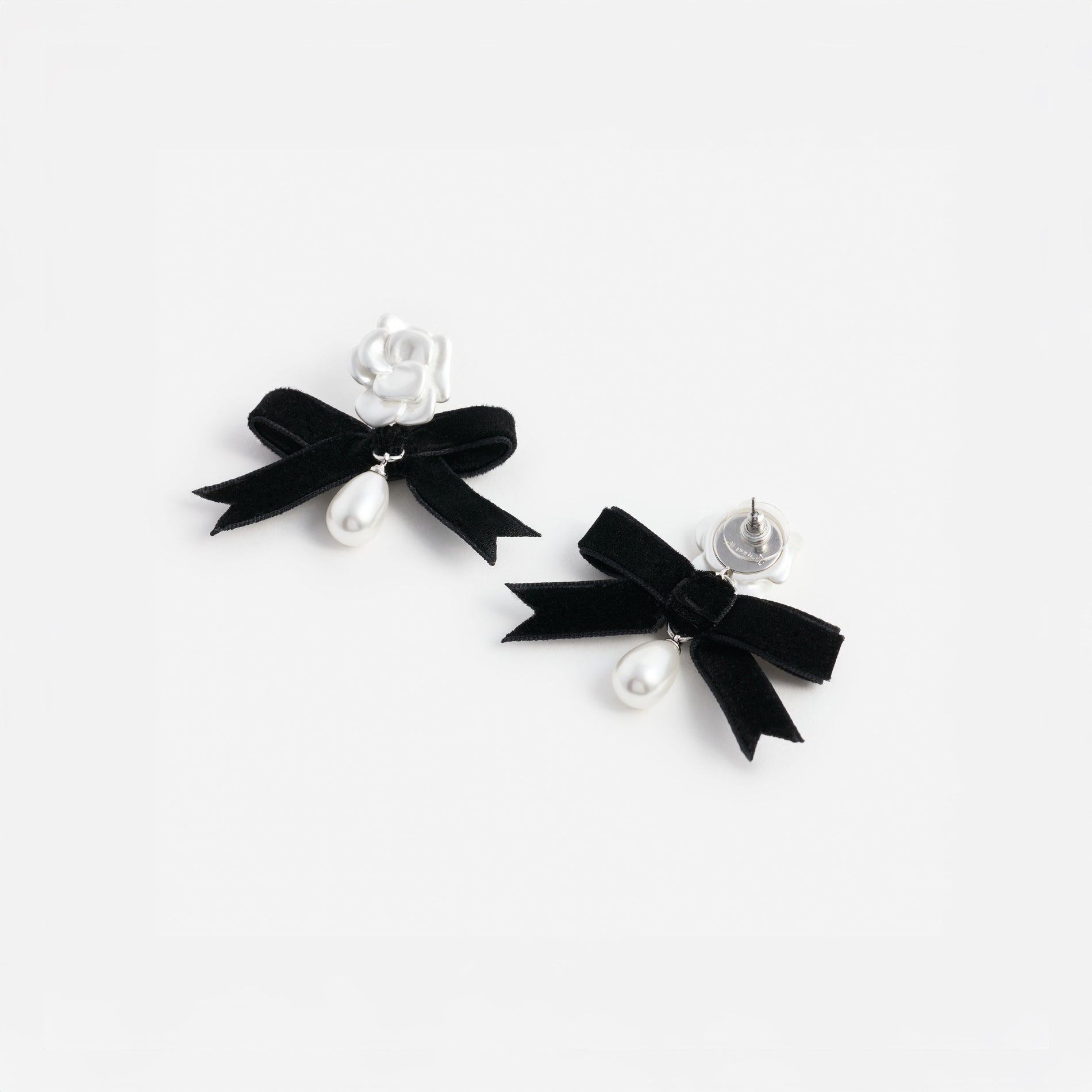 Pearl Black Bow Earring