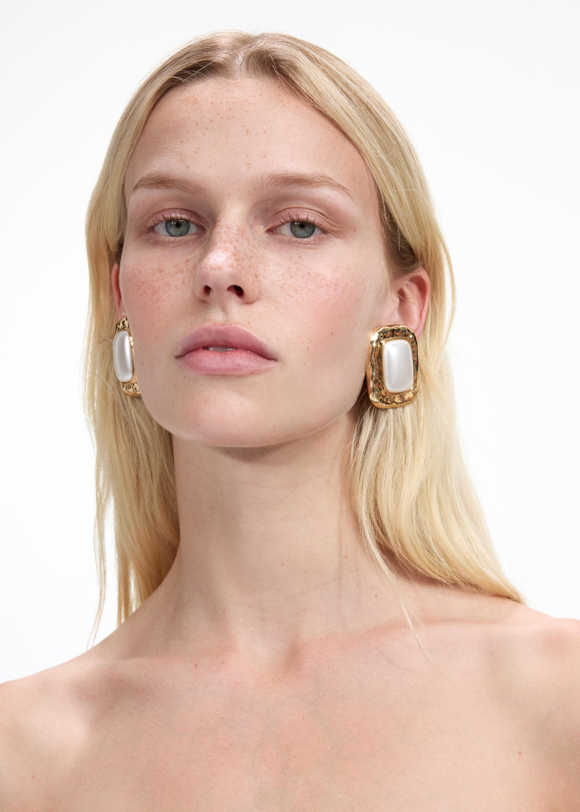 A close up of the fabric for the Mottled Gold Pearl Earrings